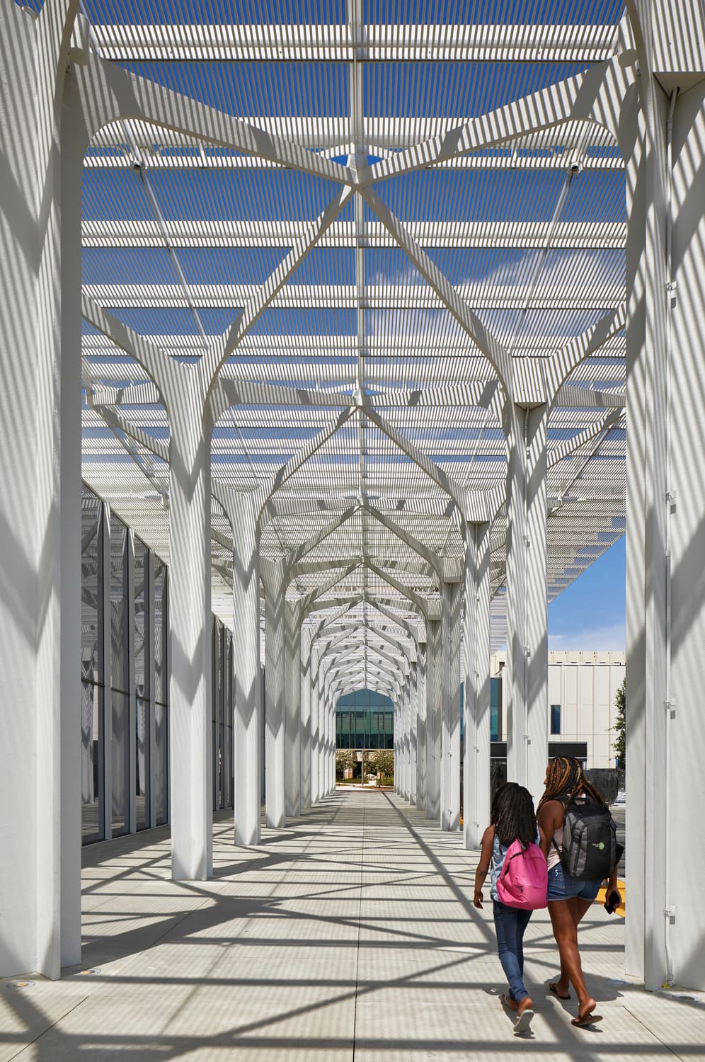 Trellis, exterior
Loma Linda University Medical Center. Loma Linda, California. Image license: NBBJ, Loma Linda Medical Center, McCarthy Construction, Arup, Stantec and JTEC. © Copyright 2021 Benjamin Benschneider All Rights Reserved. Third party image use may be arranged by contacting Benjamin Benschneider. bbenschneider@comcast.net
LOMA LINDA UNIVERSITY MEDICAL CENTER, LOMA LINDA, CALIFORNIA, NBBJ, MCCARTHY CONSTRUCTION, ARUP, STANTEC, JTEC